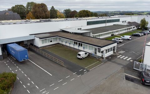 Drohnenfotografie einer Industriehalle. Professionelle Luftaufnahme einer Gewerbeimmobilie vom erfahrenen Piloten.