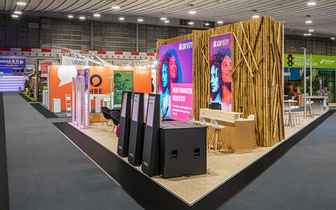 Fotograf & Messefotograf in Dortmund zur Messe DKM. Zu sehen ist der Messestand der LV 1871 Versicherung aus dem Jahr 2023.