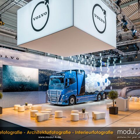 Der Volvo Messestand zur IAA Transportation in Hannover, mit einem blauen Truck auf der Ausstellungsfläche.