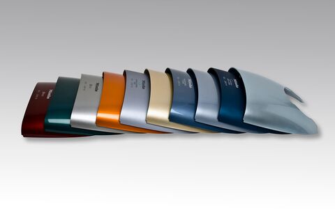 Produktaufnahme von lackierten Abdeckungen aus Kunststoff für Staubsauger