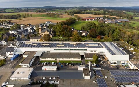 Drohnenfotografie eines Industrieparks. Professionelle Luftaufnahme einer Gewerbeimmobilie vom erfahrenen Piloten.