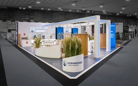 Fotograf & Messefotograf in Dortmund zur Messe DKM. Zu sehen ist der Messestand der Nürnberger Versicherung aus dem Jahr 2023.