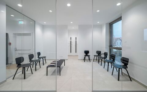 Professionelle Interieur- und Architekturfotografie des Wartebereichs einer modernen Arztpraxis vom Profi-Fotografen.