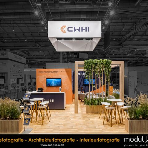 Architekturfoto des CWHI Messestandes, von der Messe WindEnergy 2024 in Hamburg bei nacht und ohgne Publikumsverkehr.