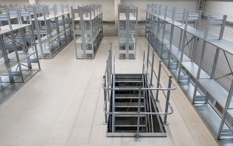 Drohnenfoto eines Hochregallagers in einer Industriehalle. Professionelle Architektur- und Industriefotografie.
