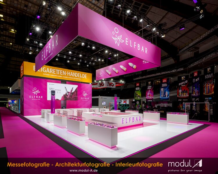 Der farbenfroh beleuchtete ELFBAR Messestand auf der Messe InterTabac in Dortmund, fotografiert bei Nacht ohne Publikumsverkehr von einem professionellen Messefotografen.
