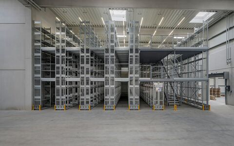 Drohnenfoto eines Hochregallagers in einer Industriehalle. Professionelle Architektur- und Industriefotografie.