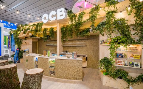 Fotograf & Messefotograf in Dortmund zur Messe Intertabac & Intersupply. Zu sehen ist der OCB Messestand aus dem Jahr 2023.