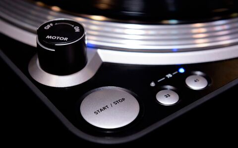 Bedienelemente eines DJ Plattenspielers mit Start / Stop Taste und Pitch Control Funktion