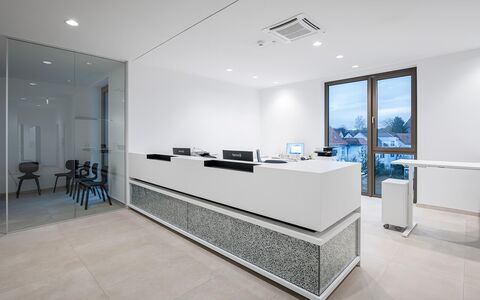 Professionelle Interieur-Architekturfotografie des Empfangs einer modernen Arztpraxis vom erfahrenen Fotografen.