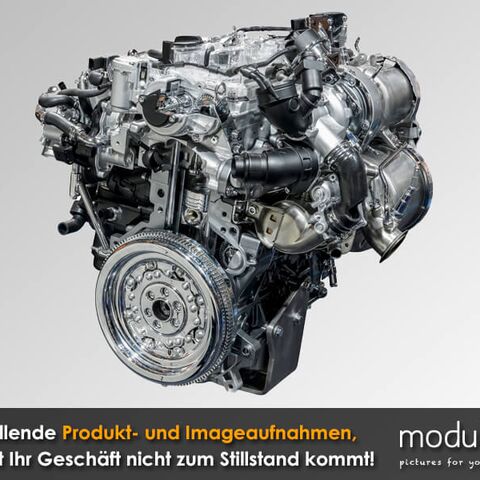 Objektaufnahme eines großen Motors, freigestellt auf weißem Hintergrund
