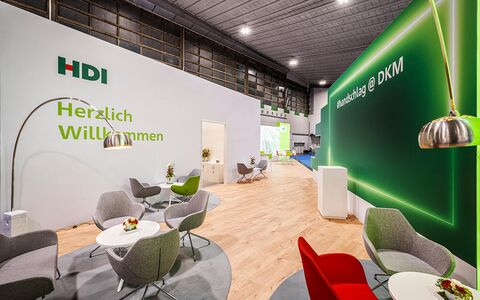 Fotograf & Messefotograf in Dortmund zur Messe DKM. Zu sehen ist der HDI Messestand aus dem Jahr 2023.