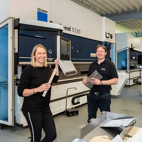 Anna Theresa Holz und ihr Bruder Rouven Holz von Laserteileonline.de vor einer 4m breiten Abkantmaschine