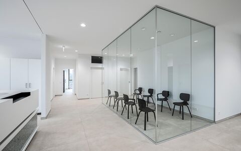 Professionelle Interieur-Architekturfotografie des Wartebereichs einer modernen Arztpraxis vom erfahrenen Fotografen.